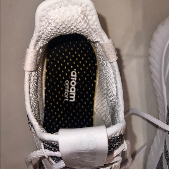 Used Men’s Adidas Tennis Shoe. - Picture 3 of 10